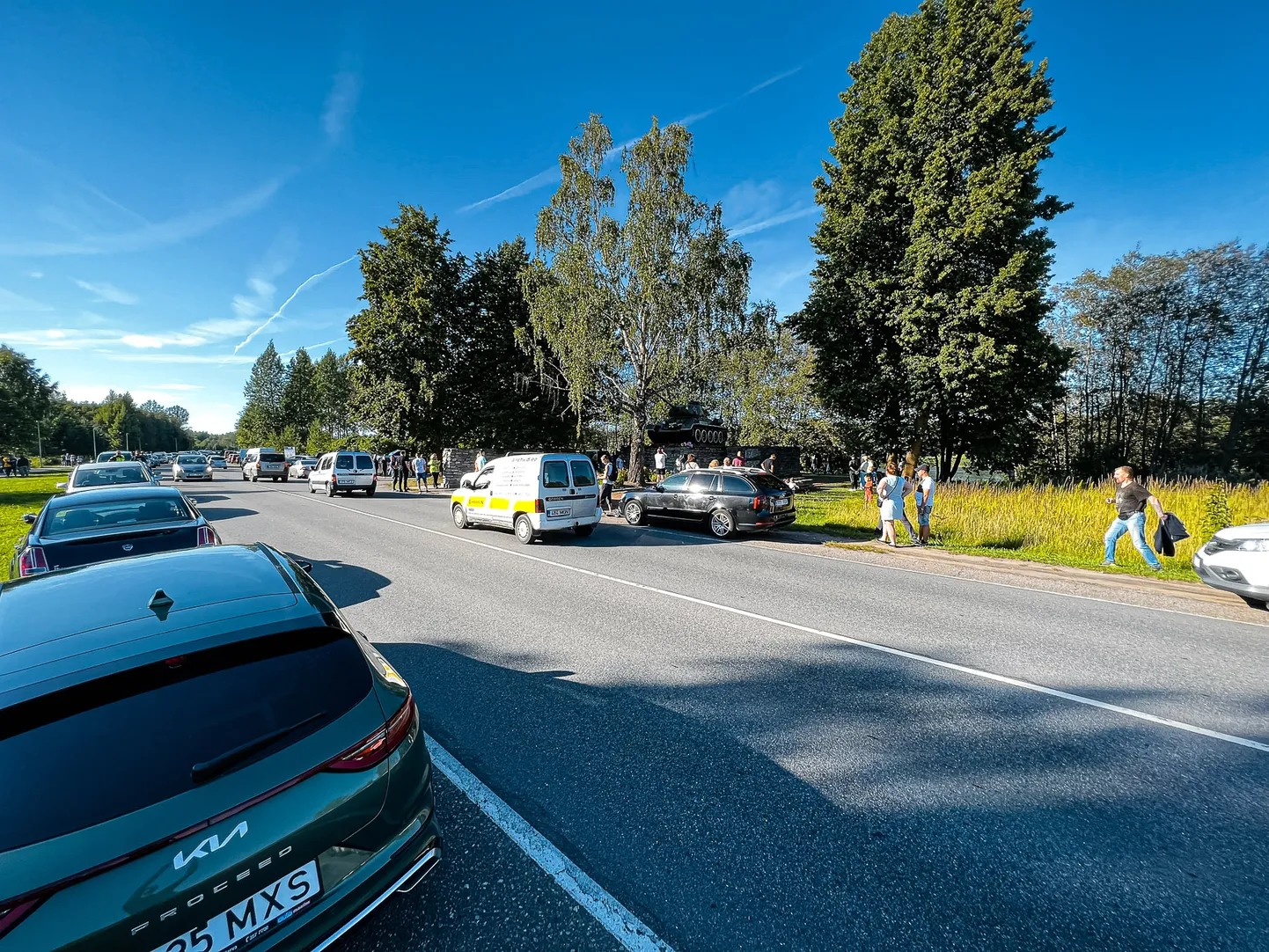 Selline nägi välja olukord tanki lähedal asuval maanteelõigul kolmapäeva õhtul, kui sinna hakkasid kogunema autodega saabunud inimesed, et kaitsta tanki äraviimise eest.