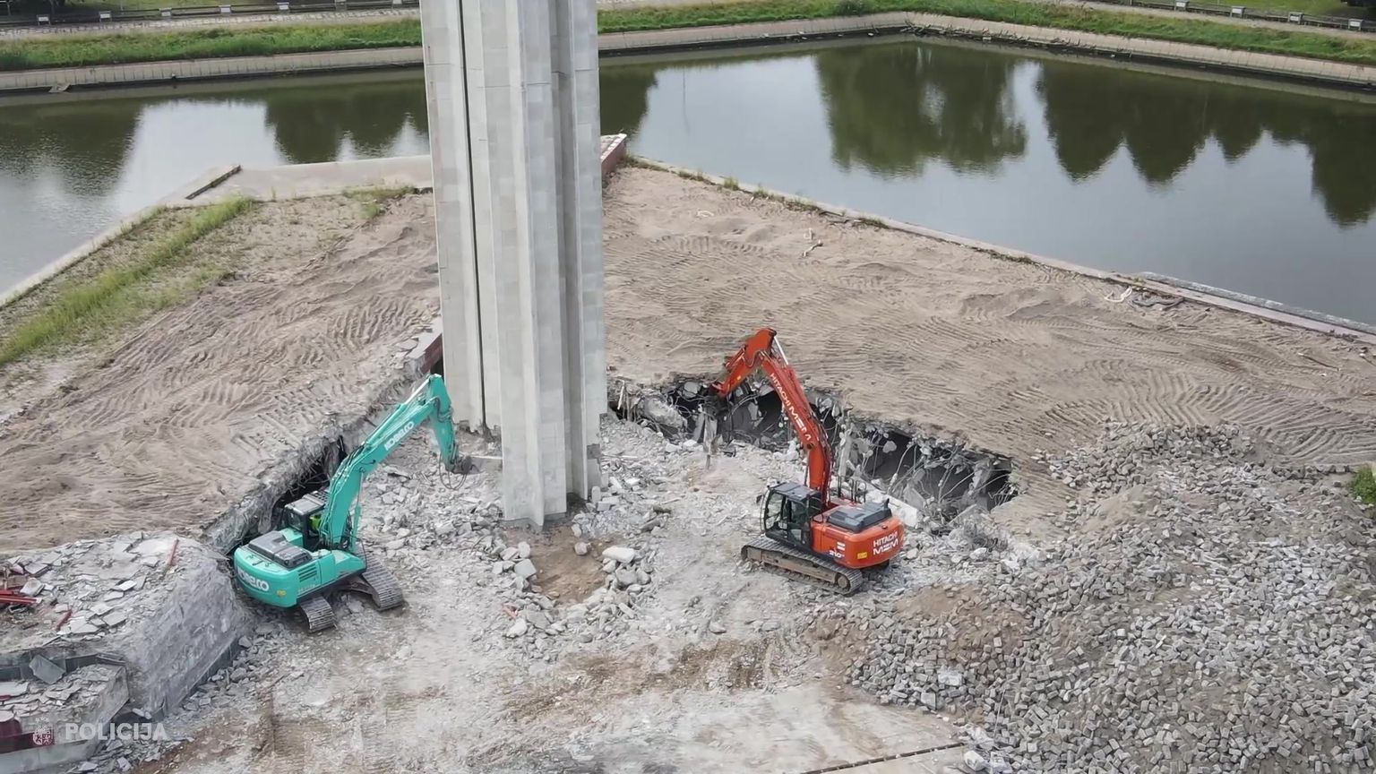 Valsts policijas drona video: obeliska drupināšana Pārdaugavā