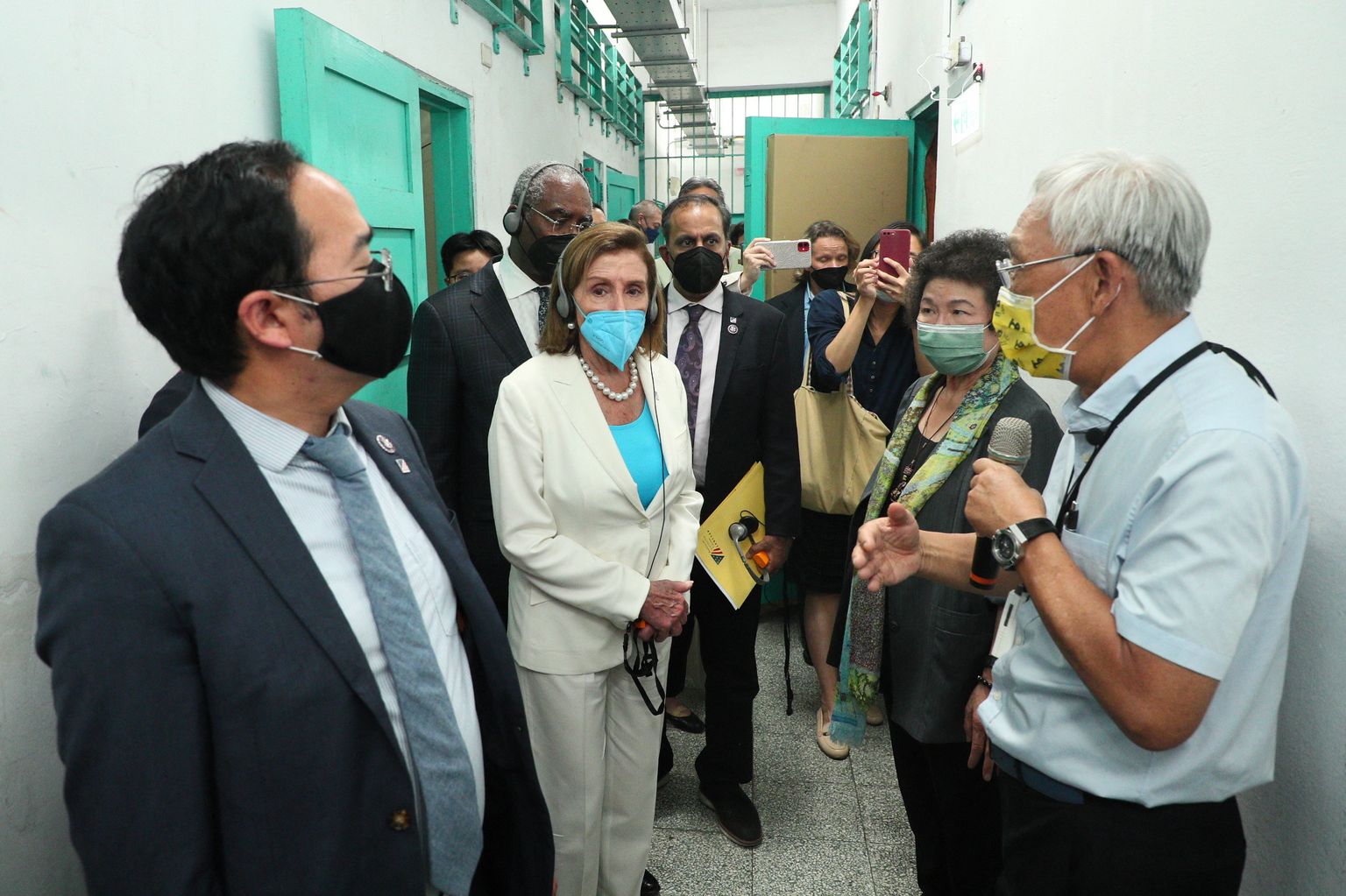 USA esindajatekoja spiiker Nancy Pelosi ja teised tema delegatsiooni liikmed külastamas  Taipeis inimõiguste muuseumi.