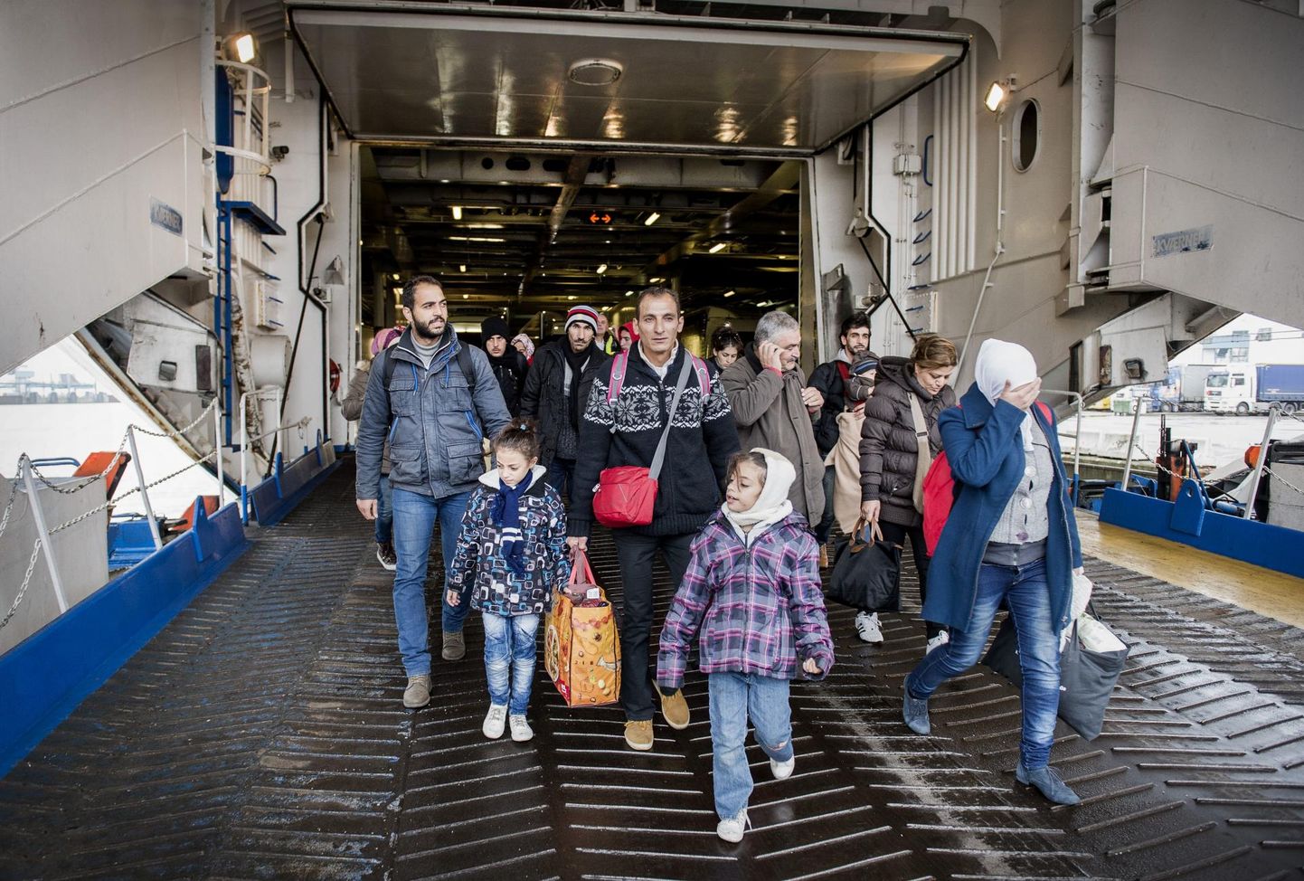 Põgenikud maabumas Lõuna-Rootsis Trelleborgi sadamas 2015. aasta hilissügisel. Valitsuse plaani kohaselt tekiks nüüd riigis pikalt elanud migrantidel võimalus saada elamisluba ka siis, kui neil pole õigust saada asüüli.