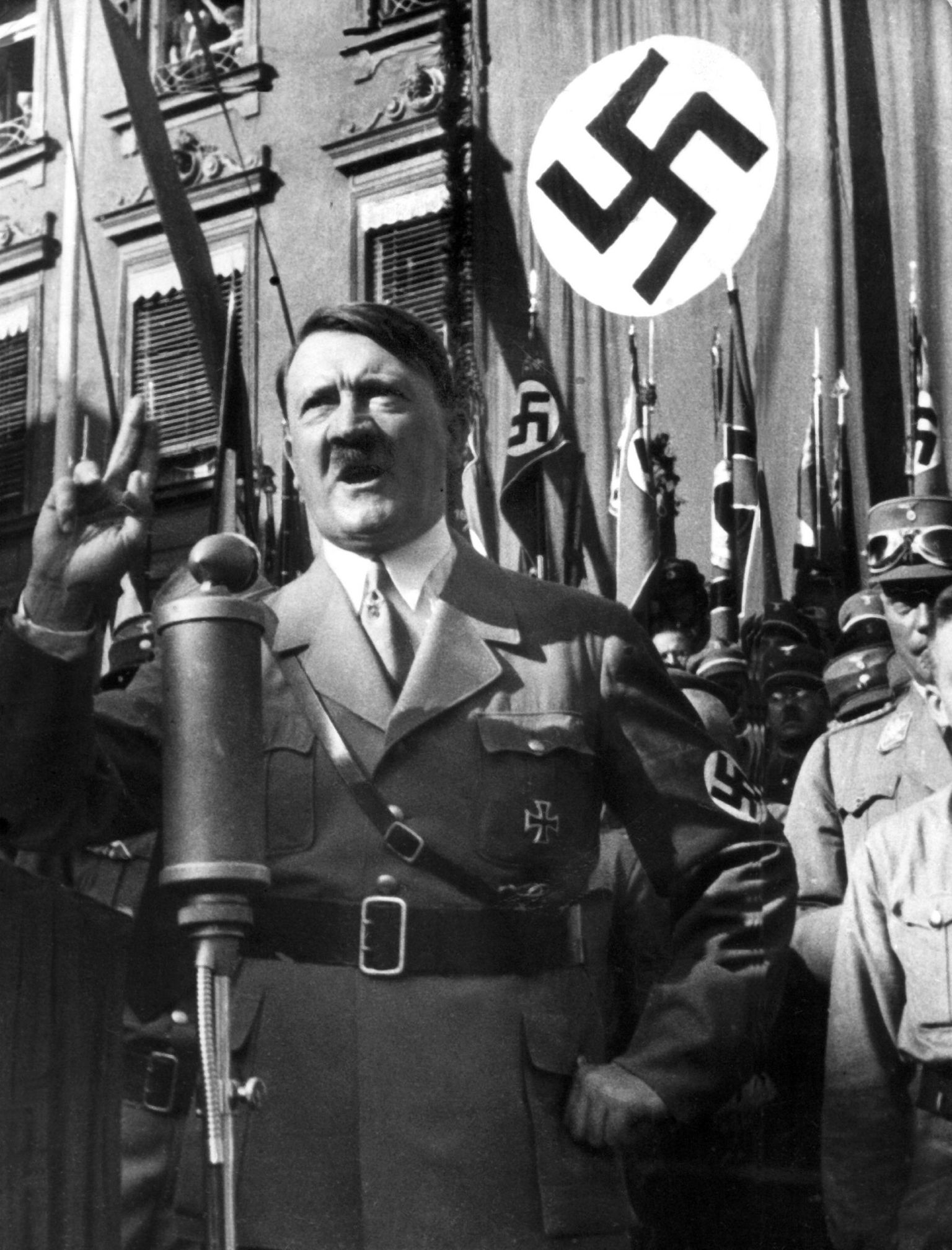 Adolf Hitler kõnet pidamas.
