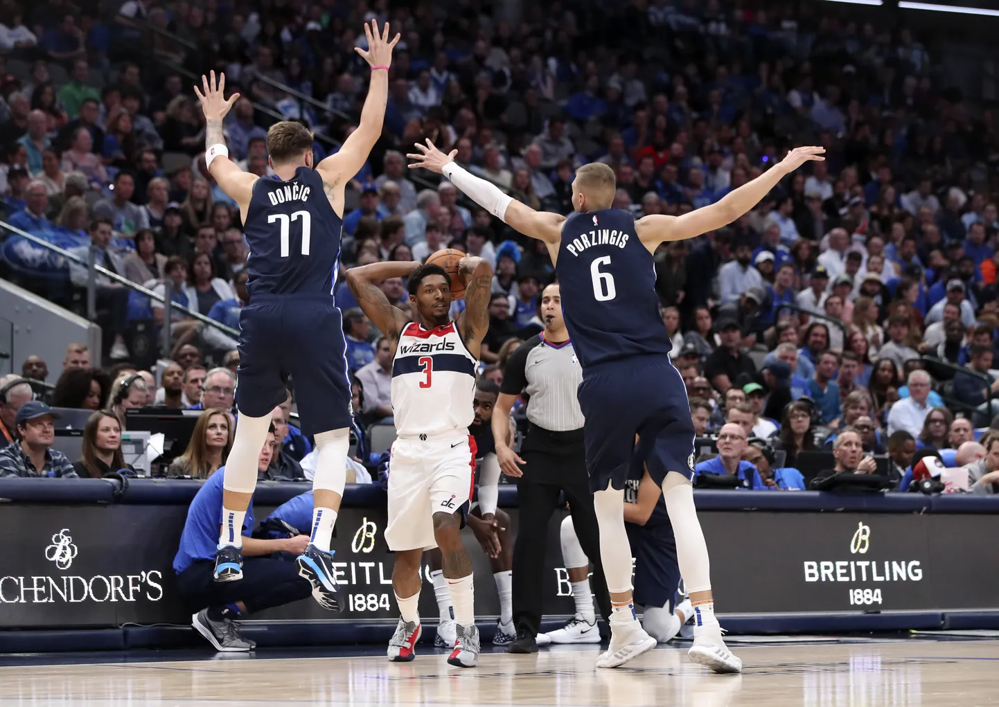 Luka Doncic (number 77) ja Kristaps Porzingis (6).