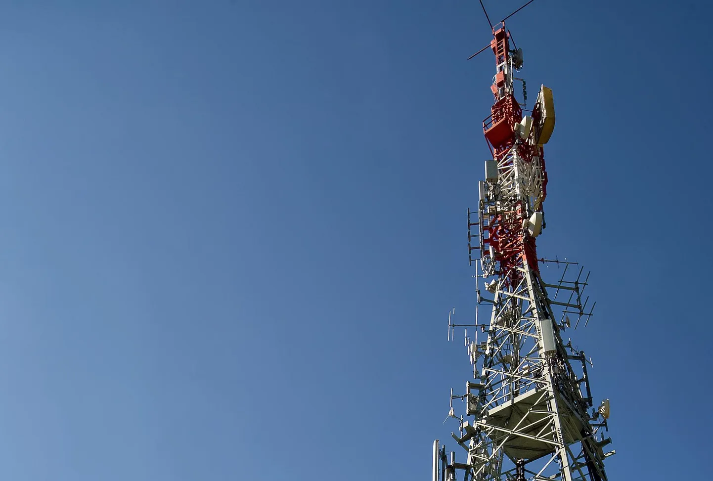 Mobiilikasutaja asukoha määramiseks piisab vaid talle SMS-i saatmisest ja siis kohaletoimetamise teate analüüsimisest, leidsid teadlased. Kuid enne tuleb ära teha suur eeltöö masinõppe ja tehisintellektiga.