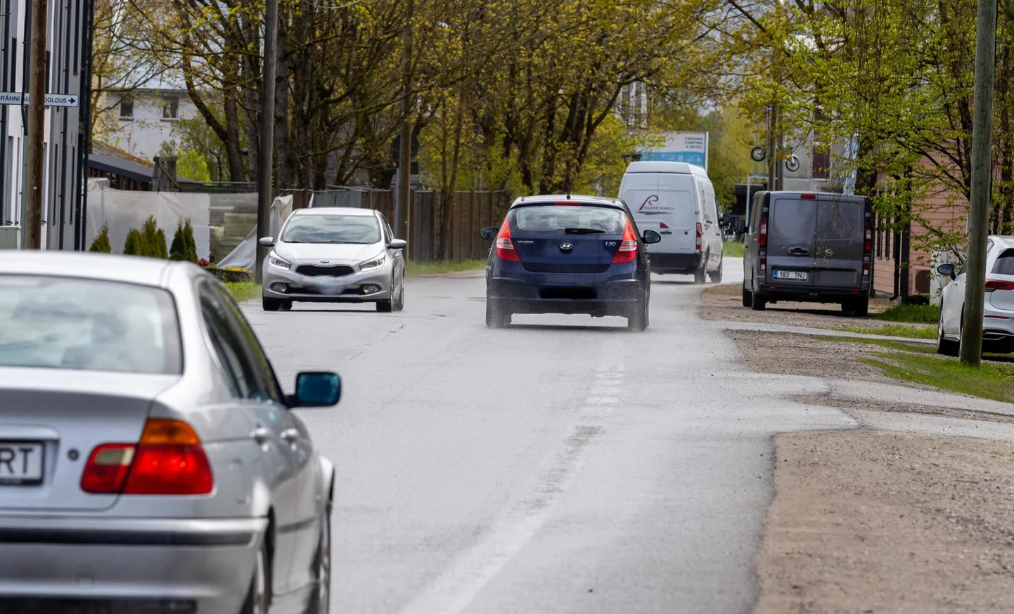 Suur-Jõe tänaval on paremas servas eraldatud joonega ratturitele ja jalakäijatele osa sõiduteest. Reaalsuses sõidavad aga sealgi masinad, sest suurel kiirusel üksteisega kohakuti jõudes ei mahu need autodele mõeldud teele ära. Selline eraldusriba loob kergliiklejatele võltsturvatunde.