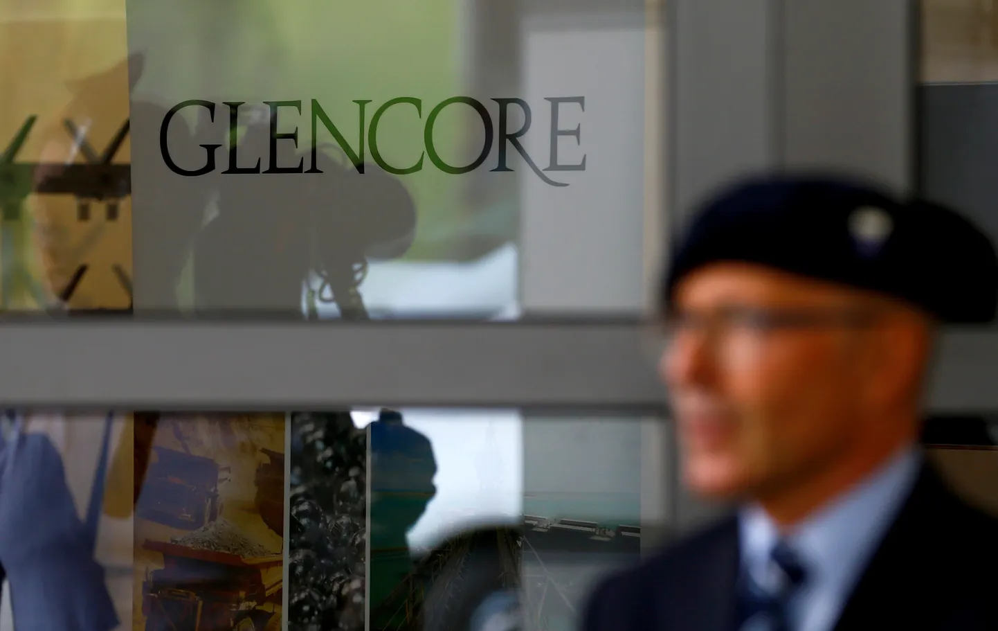 Turvatöötaja Glencore kontori ees.