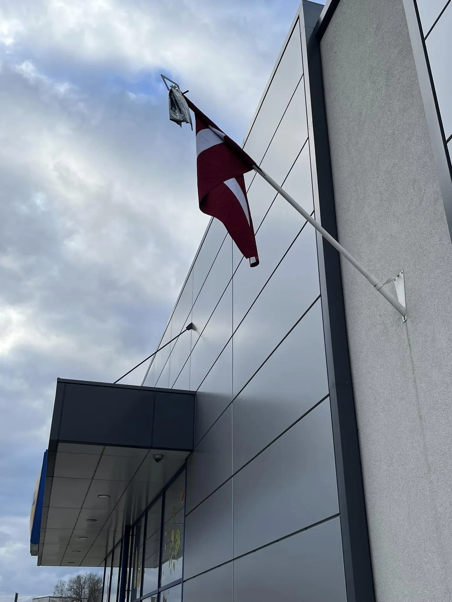 Latvijas karogs pie "Lidl" veikala.