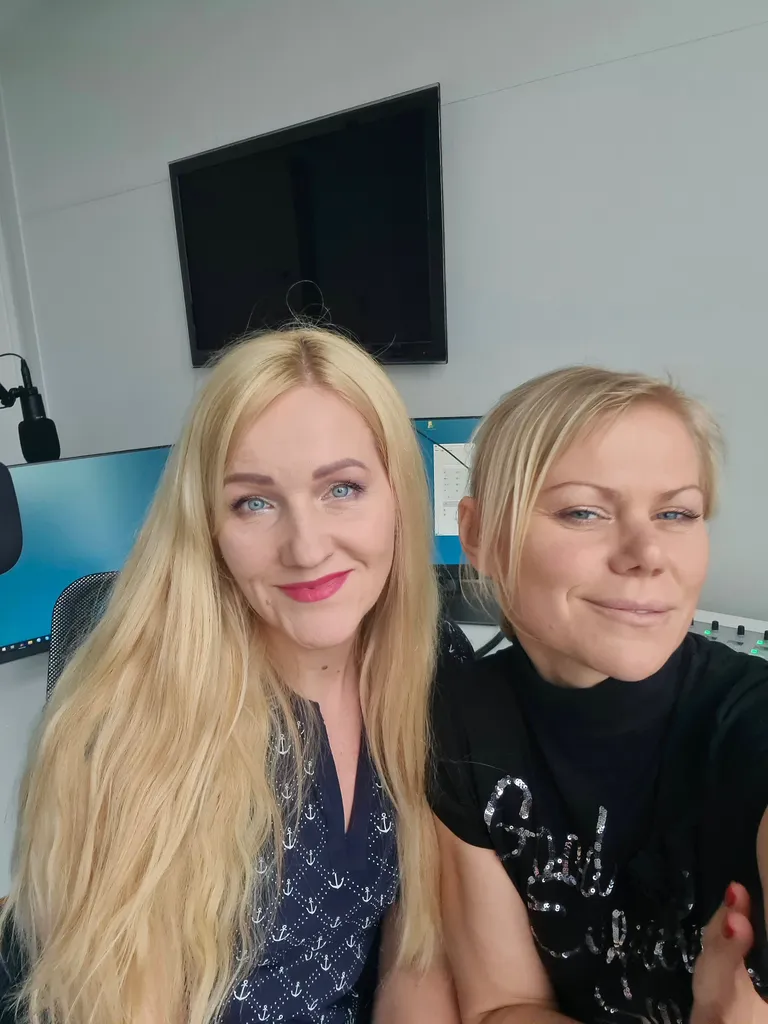Heidi Hanso ja Kristina Herodes Naistejuttude stuudios. «Üks asi, millest ma olen päriselt sõltuvuses, on armumise tunne,» pihib Kristinka. Aga iga kord kui see taas tabab, lööb emotsioonide tulv taas jalad alt...