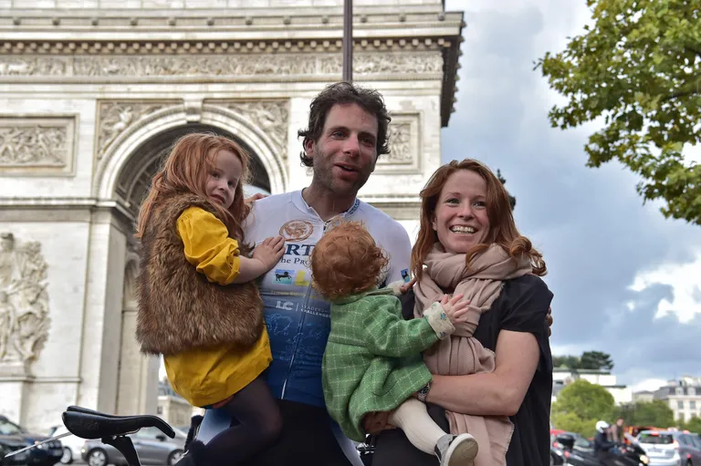 Šotlasest jalgrattur Mark Beaumont tegi maailmale tiiru peale 78 päevaga. Pildil koos perega