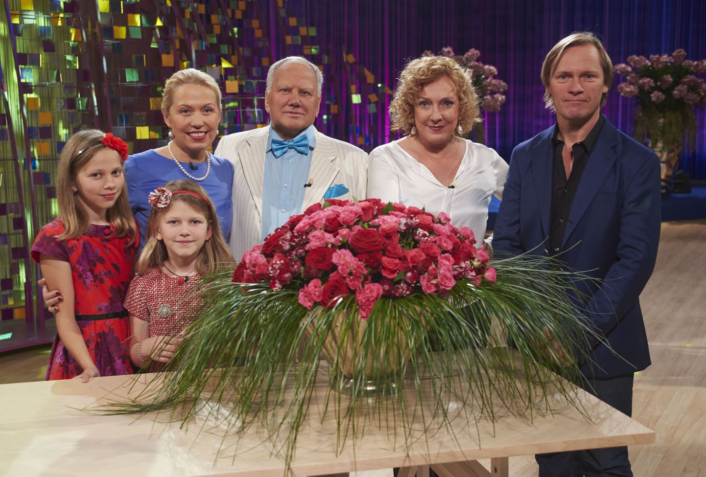 Toivo Asmer kinkis oma abikaasale 250 roosi Maire Aunaste saates "Tõuse ja sära". Roosikimbu autoriks Taivo Piller.