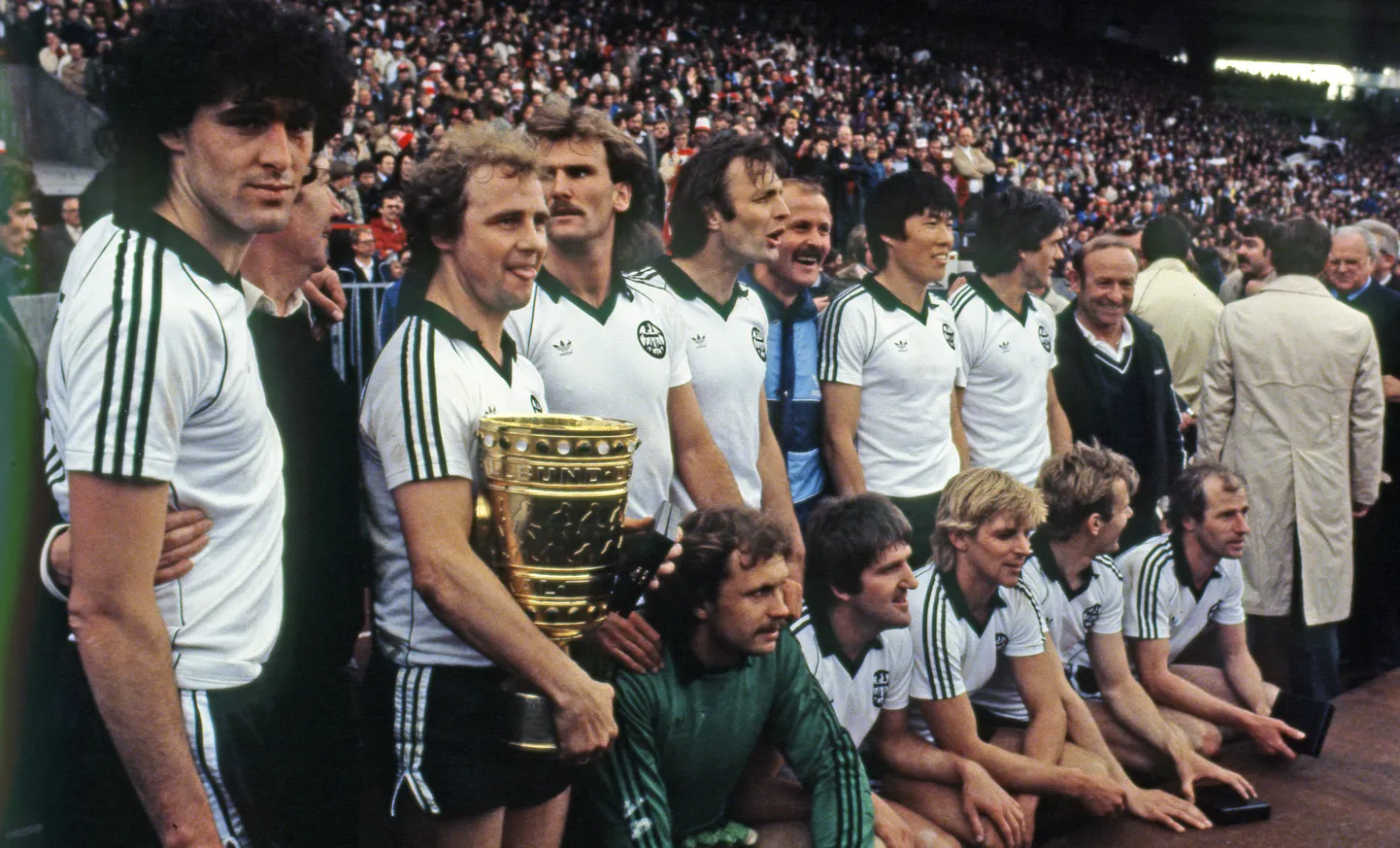Bernd Hölzenbein Saksamaa karikavõistluste võidutrofeega.