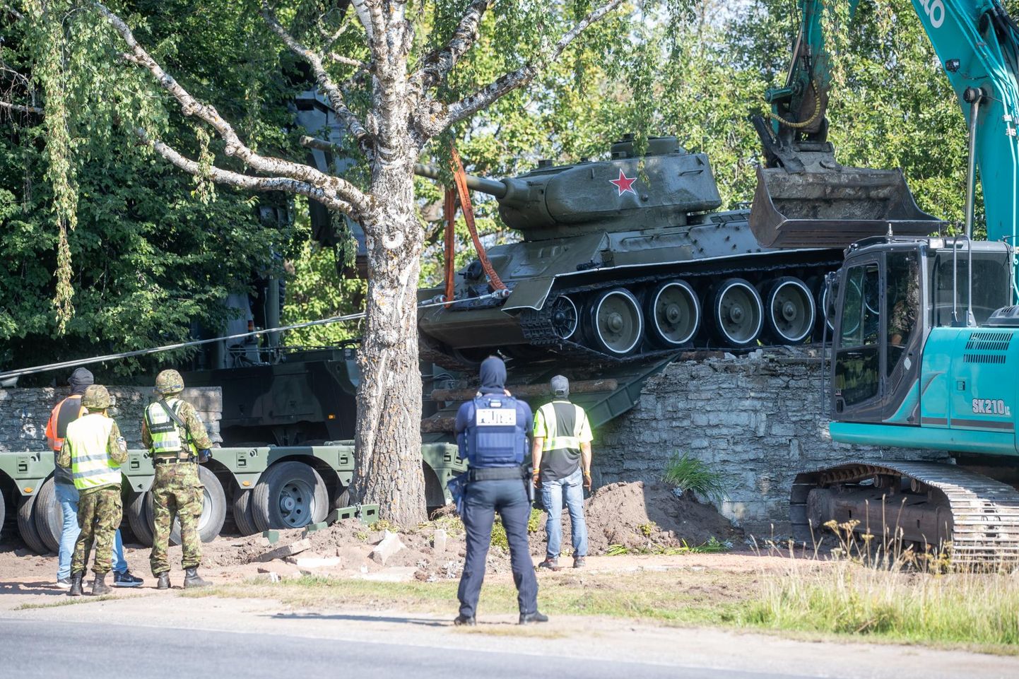 16.08.2022. Narva tanki eemaldamine. Narva tank-monument T-34 viidi minema ja postament lammutati.