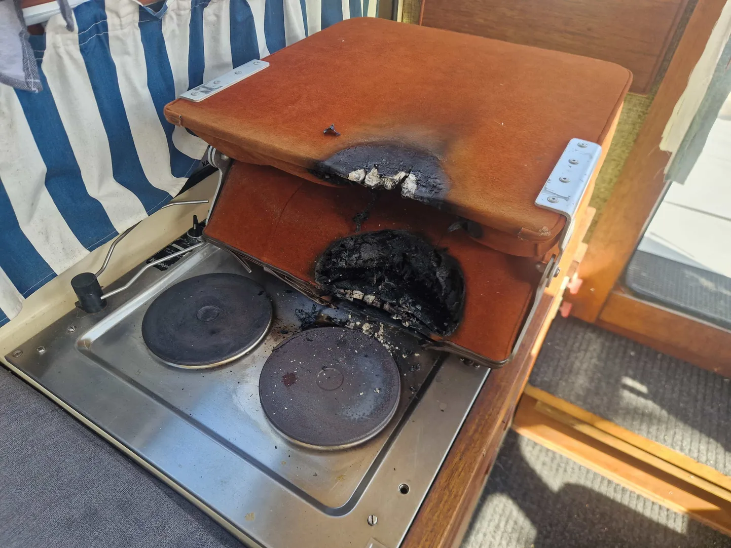 Süttinud tool Noblessneri sadamas seisnud kaatril.