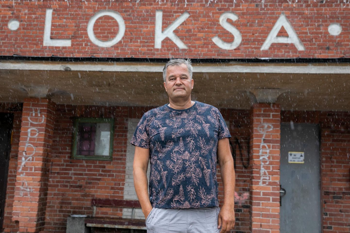 “Loksalase tunned kohe ära, kui ta rääkima hakkab, sest ta ütleb, et ma lähen Lokksale,” rääkis Mihkel Juhkami Loksa bussijaama ees.
