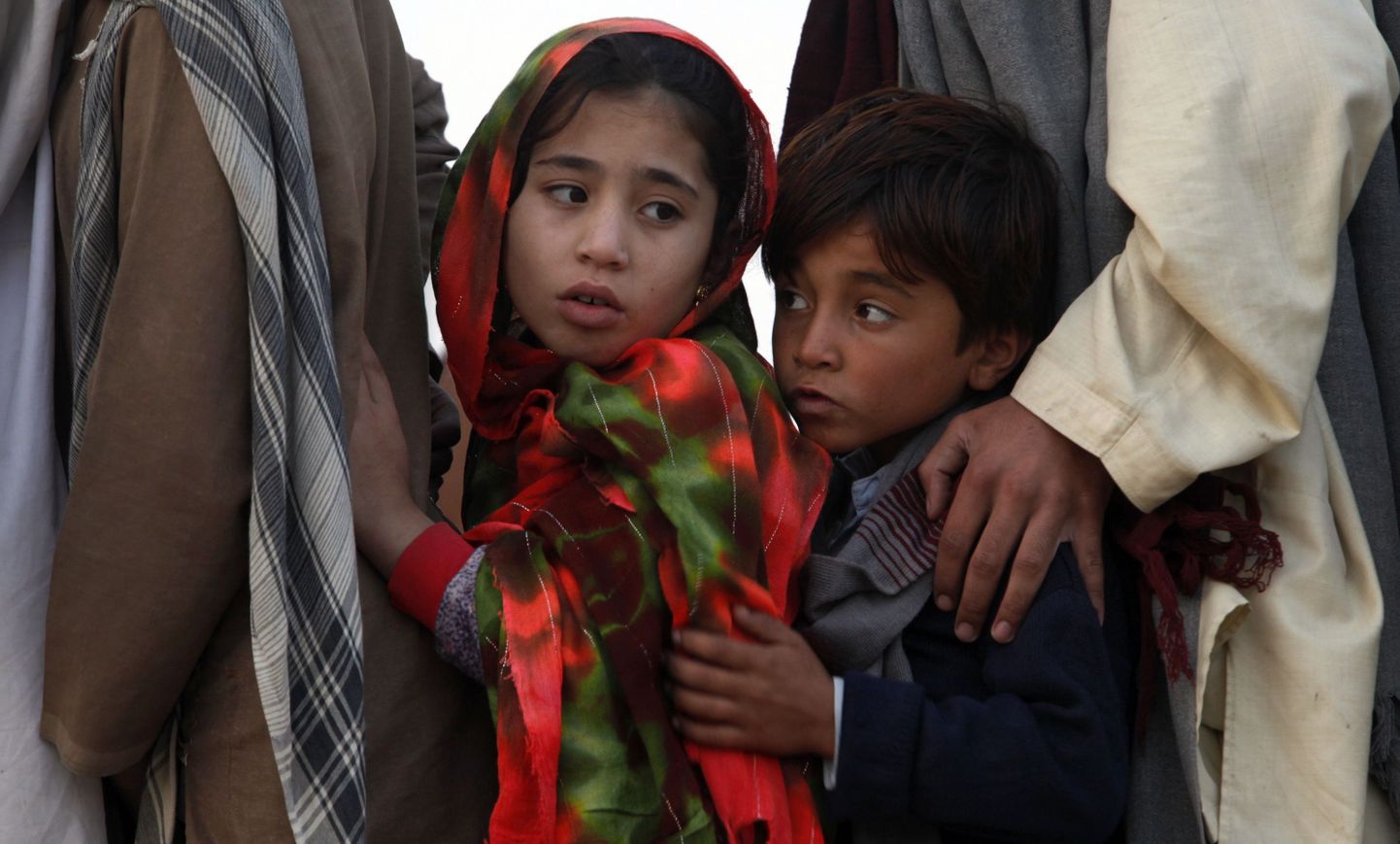 Tüdruk ja poiss põgenikejärjekorras.