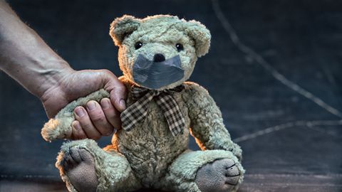 Sita un sēdināja puisēnu uz karstas virsmas – māte un patēvs saņem cietumsodu