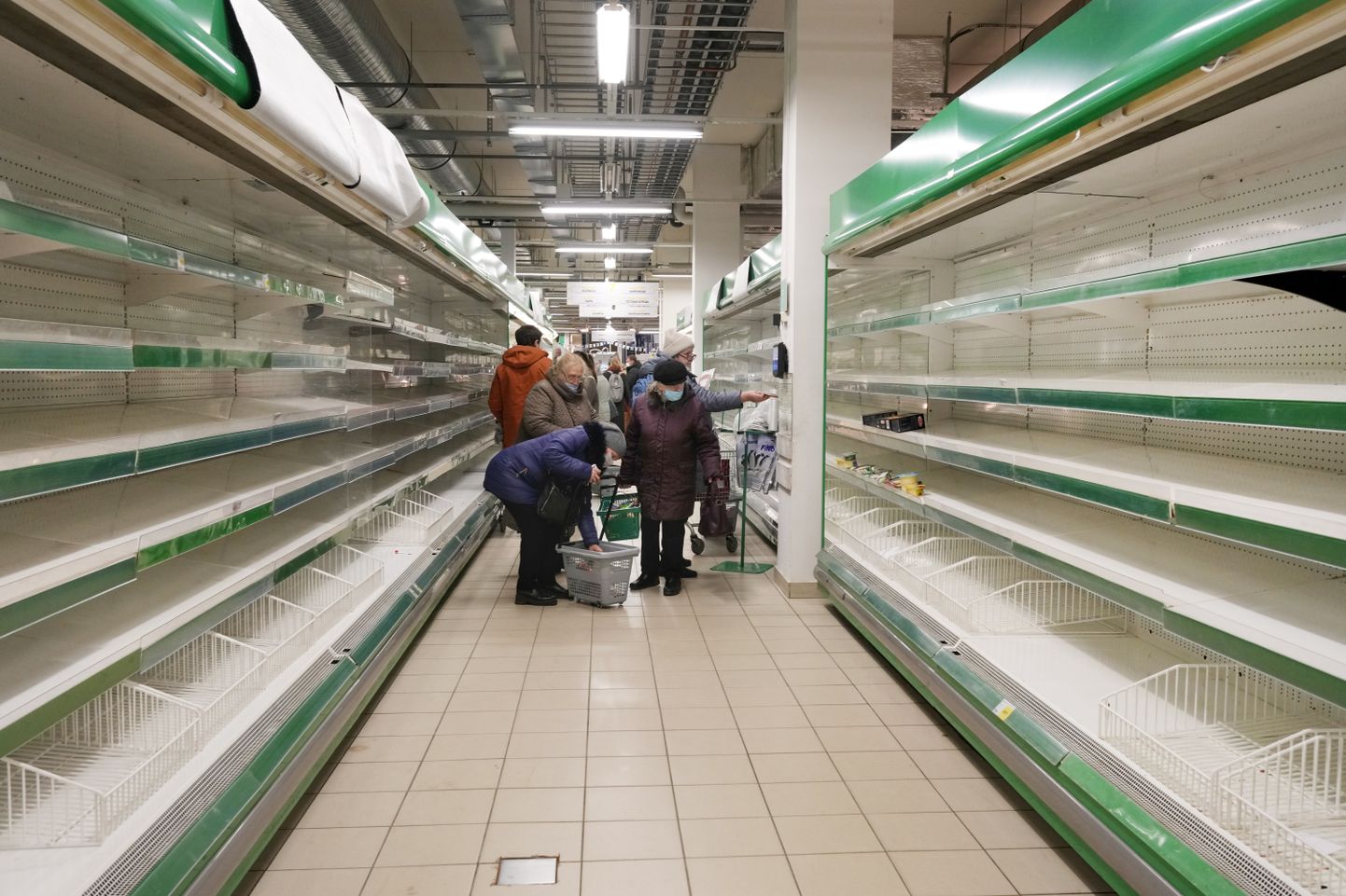 Pircēji Sanktpēterburgā esošajā lielveikalā "Prisma", kas tuvākajās dienās beigs savu darbību.
