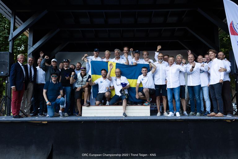 Harles Liivi jahi Shadow meeskond Corinthian arvestuses poodiumil 2. kohal - ORC avamerepurjetamise Euroopa meistrivõistlused 2022 - Hankø, Norra - 5.-13. august