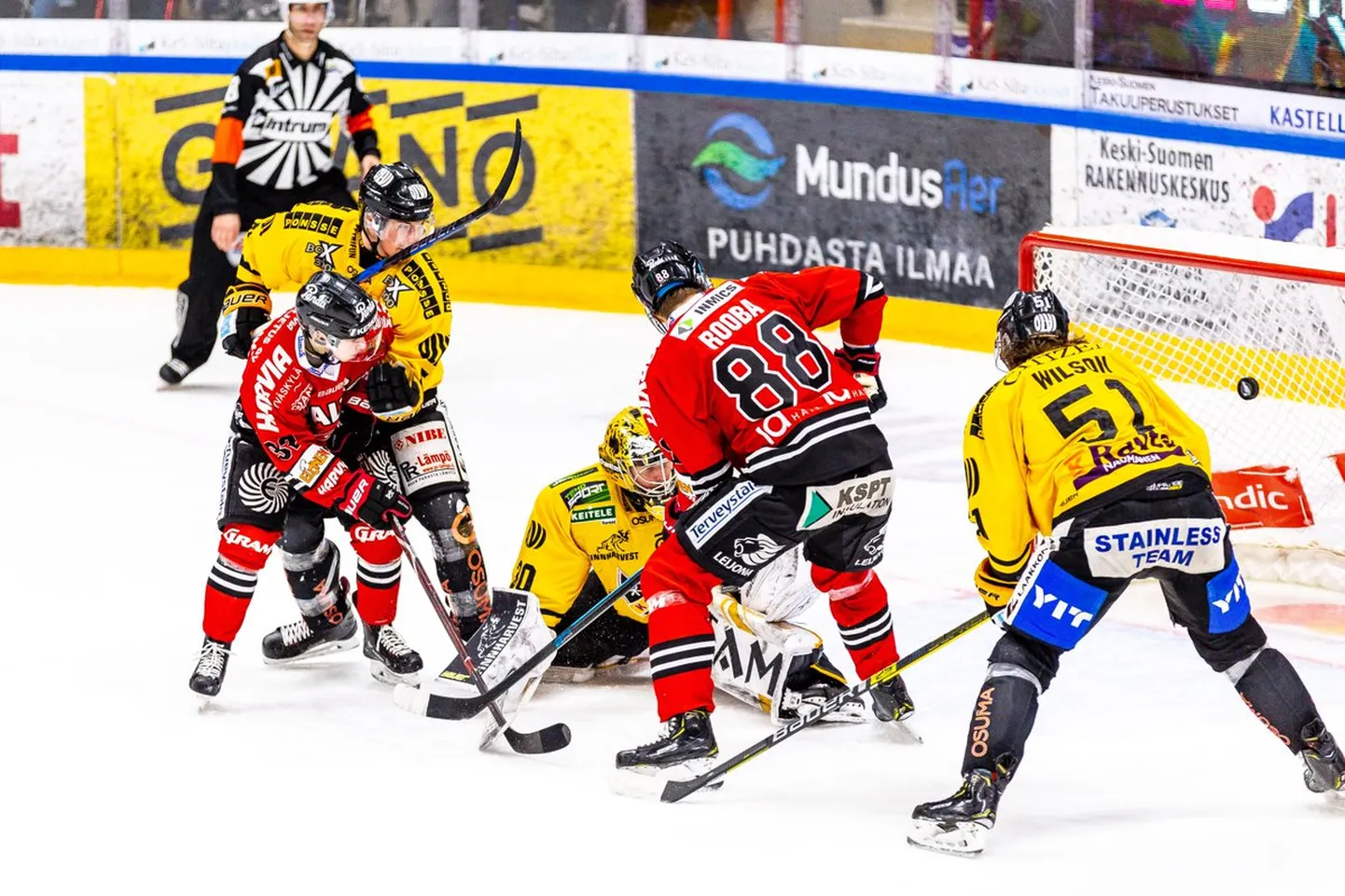 Robert Rooba (keskel, number 88) Jyväskylä JYPi särgis.