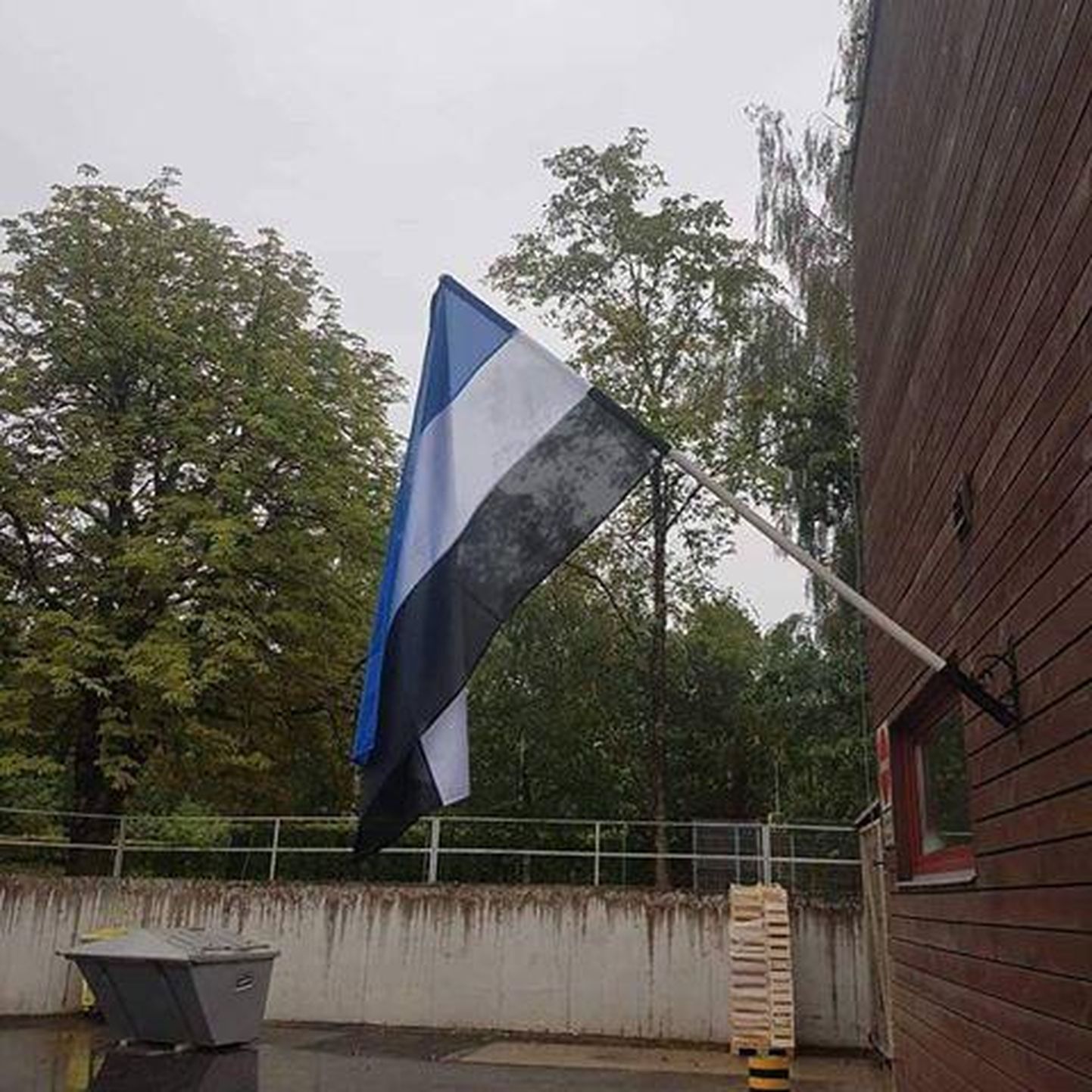 Esmaspäeval levis sotsiaalmeedias foto Viljandi Maxima küljes heisatud kummalisest lipust.