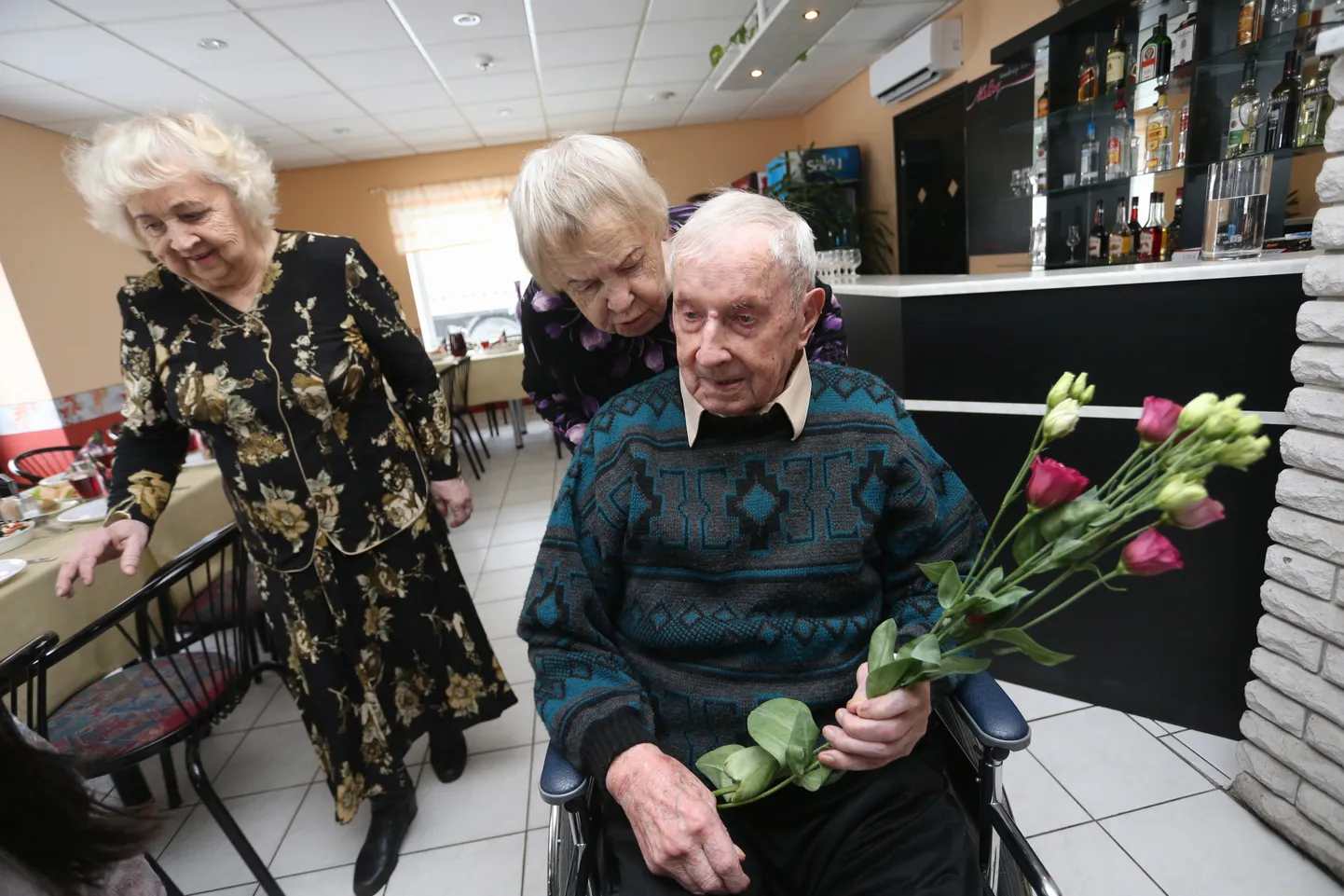 100-aastane Karl Vaher koos tütarde Liia Rõbakova (vasakul)ja Tiina Praaklega.