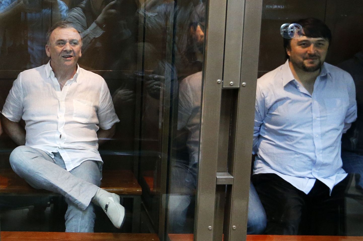 Kohtualused Lom-Ali Gaitukajev (vasakul) ja Rustam Mahmoudov 9. juunil Moskva kohtusaalis.