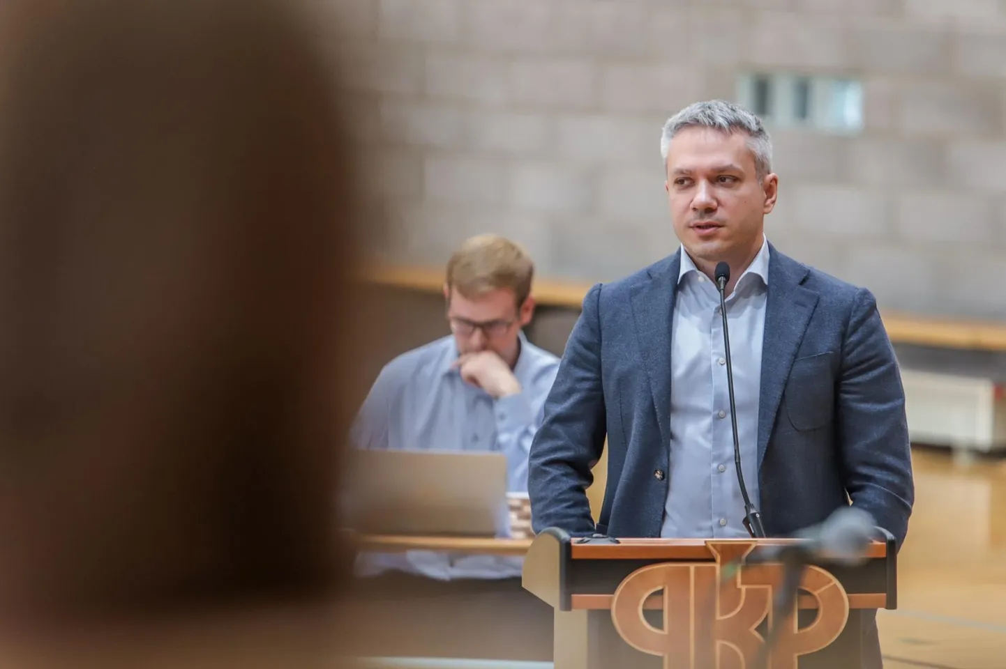 Andrei Korobeinik küsib riigikogu töö eest saadud 20 000 euro suuruse lahkumishüvitise annetamise kohta sotsiaalmeedias nõu.