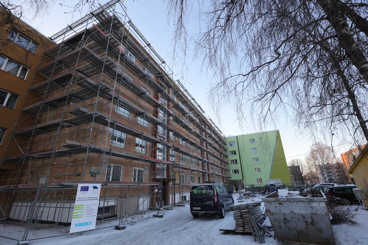 Gren Tartu ASi kliendihalduri Arnis Rikka teatel jäi Põhja puiestee 10 kortermaja kütteta läheduses toimuvate teetööde tõttu, mille käigus sai kahjustada veetrass.