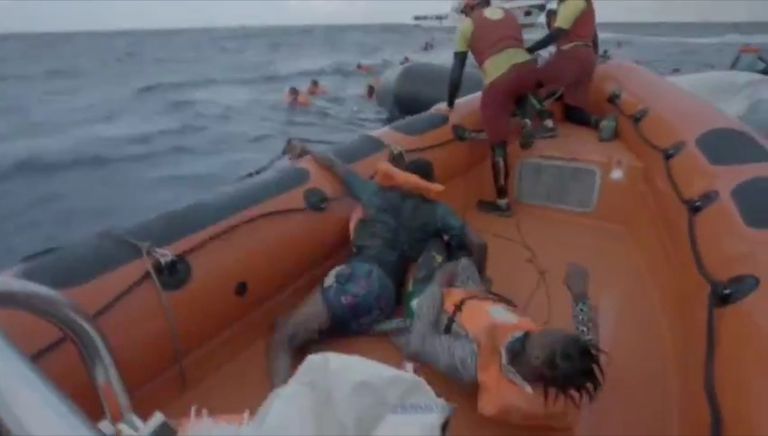 Videokaader migrantide päästmisest Liibüa ranniku juures Vahemerest