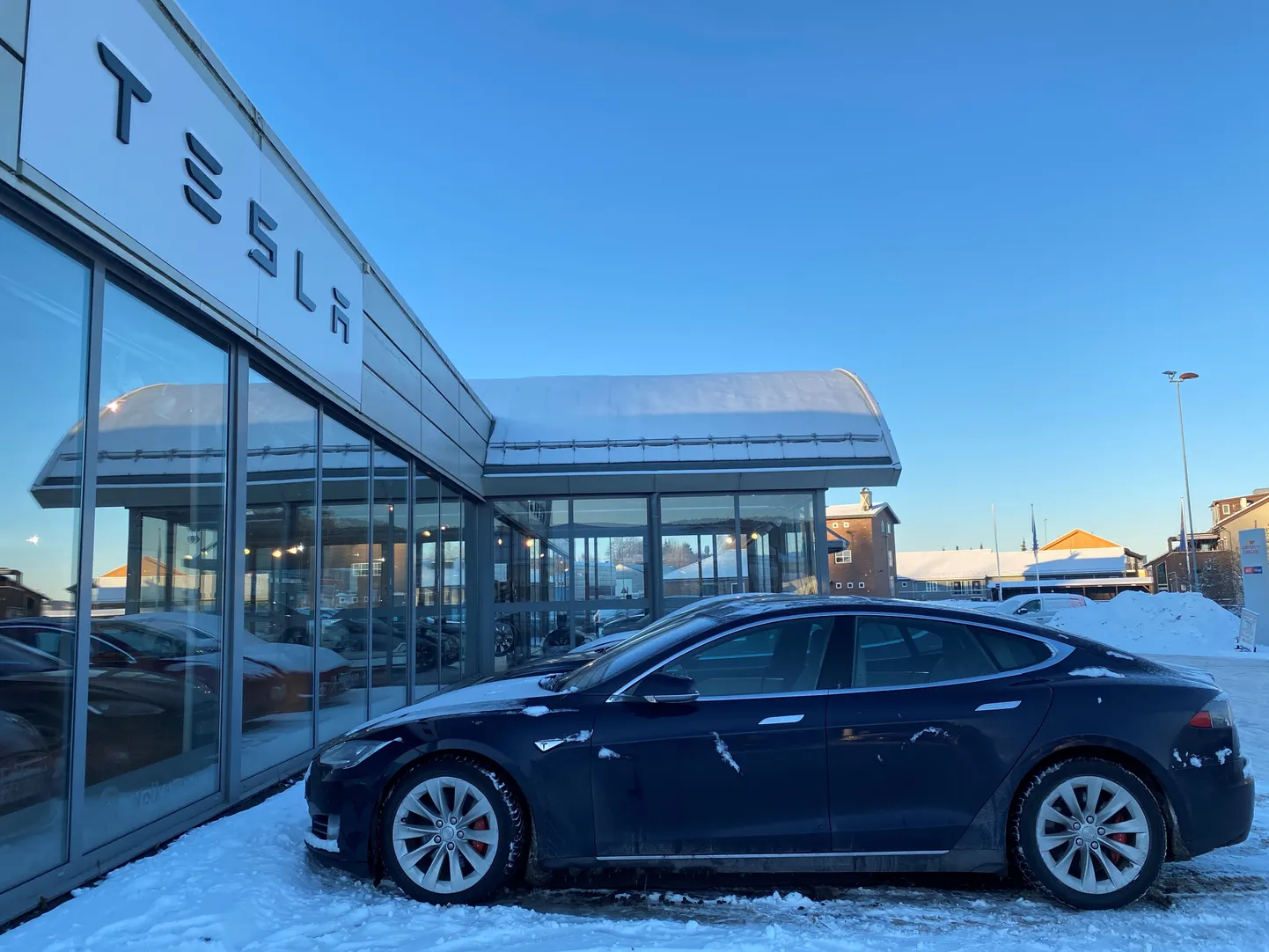 Tesla elektriautode pood Norras. Elektriautod on Norras uute sõidukite seas valdavad ja seal omakorda on juhtiv bränd Tesla. Bensiiniga sõitvatele autodele näitasid elektriliikurid juba tagatuld.