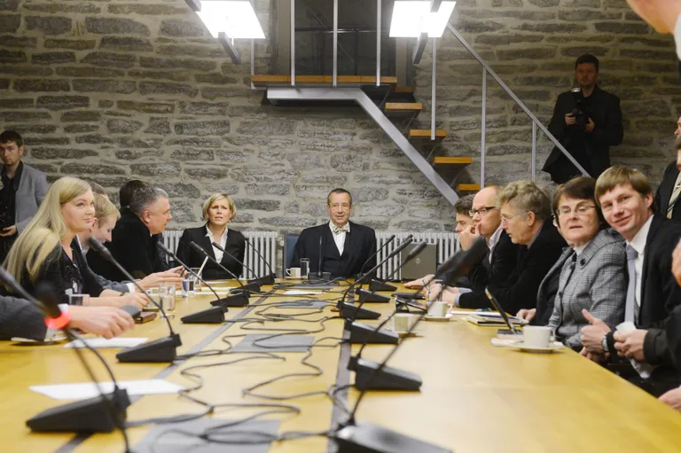 21. novebril 2012. aastal toimus Kadriorus president Toomas Hendrik Ilvese eestvõttel arutelu Harta 12, erakondade ja vabakondade esindajate osalusel.