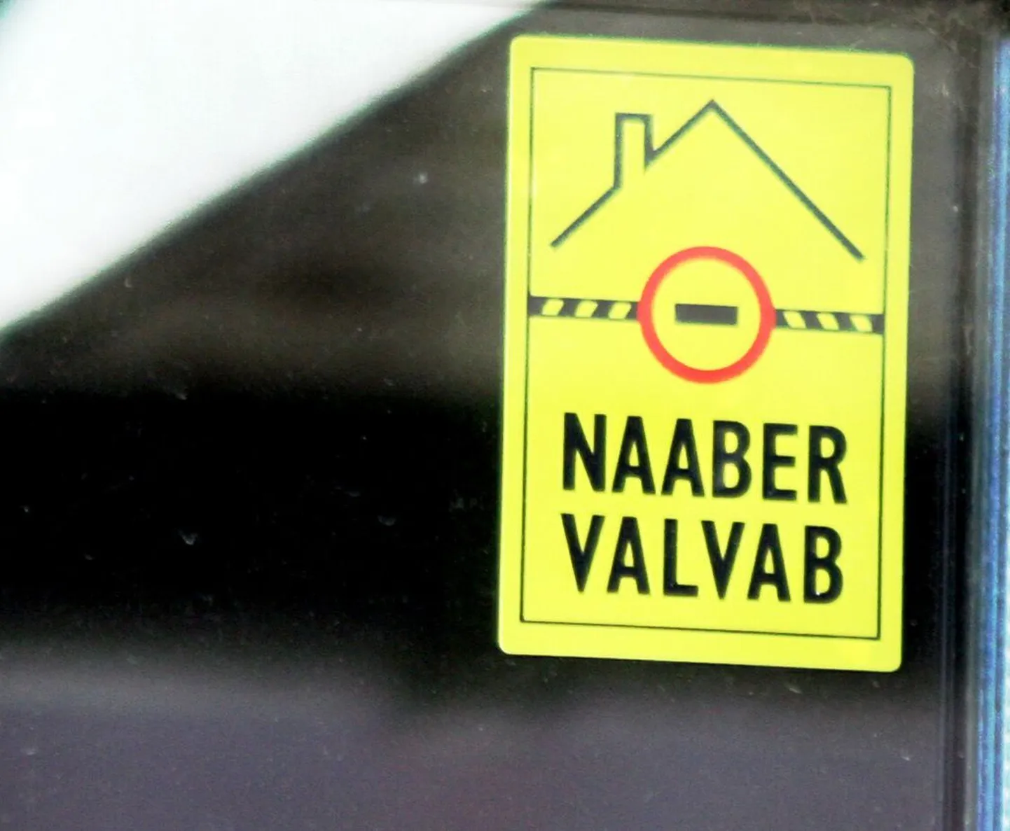 Vahel on naabrist kasu, vahel on ta lihtsalt liigselt uudishimulik.