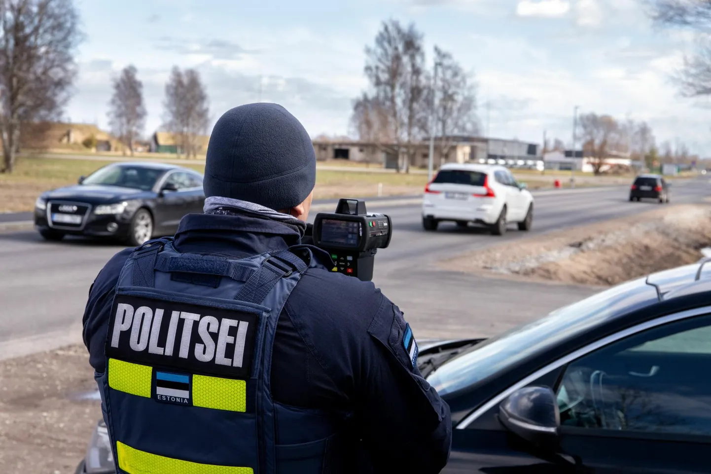 Pärnus Lennujaama tee ääres kiirust mõõtnud politseinikud peatasid liiklustalgutel mõnekümne minuti jooksul kaks autot, mis lubatud 50kilomeetrisest tunnikiirusest märgatavalt kiiremini vurasid.