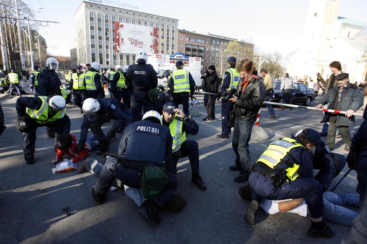 Politseinikud 2007. aastal pronksiöö ajal Tallinnas Tõnismäel. Siseministeeriumi soov luua sellisteks kriisiolukordadeks sisekaitsereserv ei leidnud järgmise aasta eelarves siiski toetust.