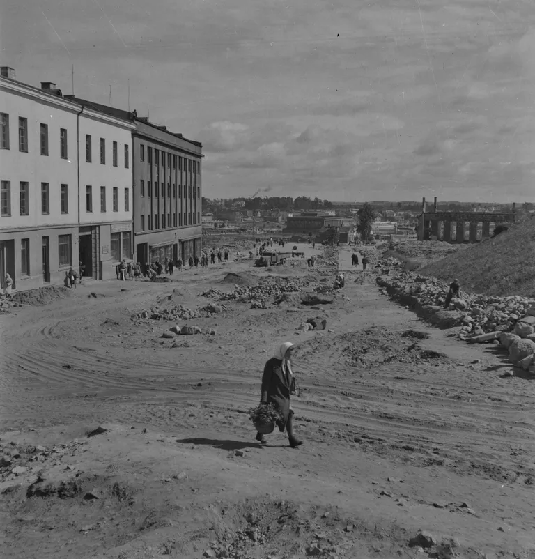 Vaade Riia tänavale 1950. aastal. Õde-venda Amanda ja Harry pered elasid 1930. aastate lõpus tumedama fassaadiga majas neljandal korrusel kõrvuti korterites.