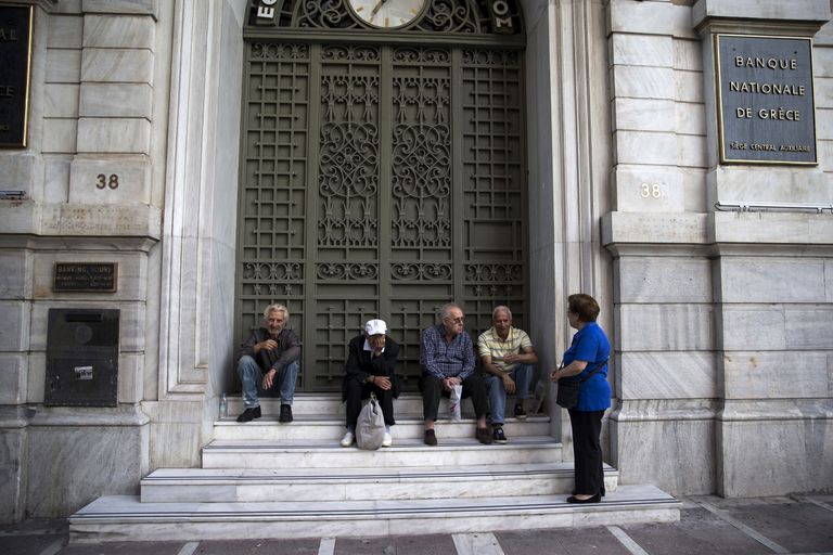 Inimesed kogunesid varahommikul suletud pankade juurde.                                   Foto: Reuters / Scanpix
