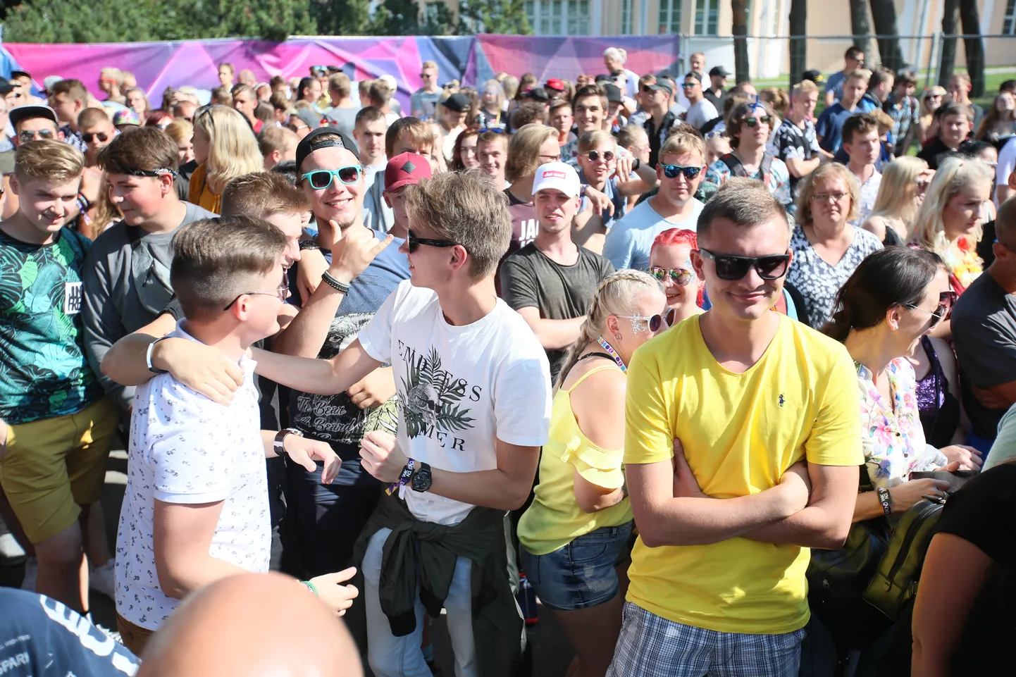 Festivaliväravad avanesid pea pool tundi hiljem.