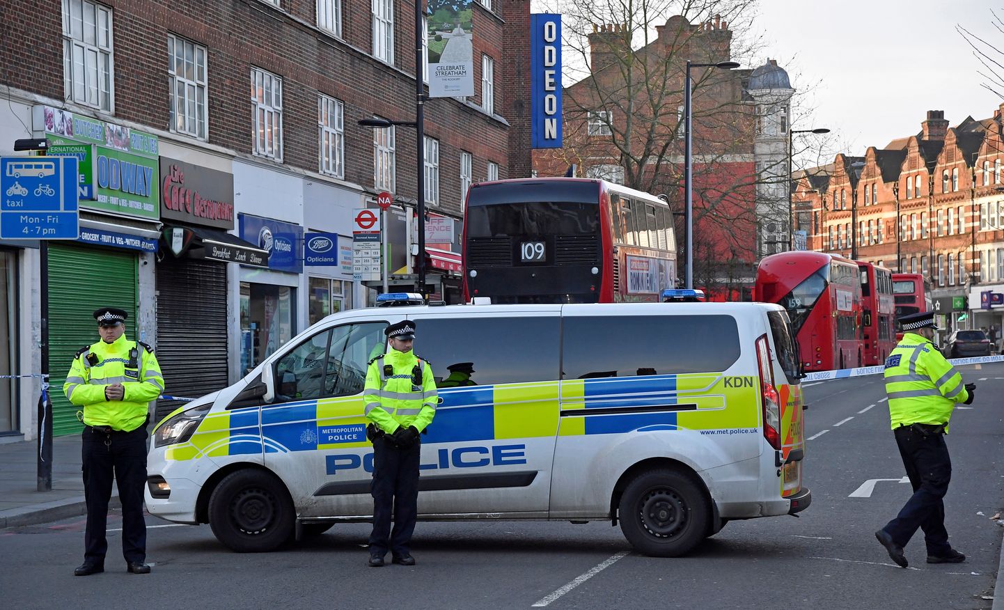 Полиция Лондона сообщила, что рассматривает произошедшее как террористическое нападение.