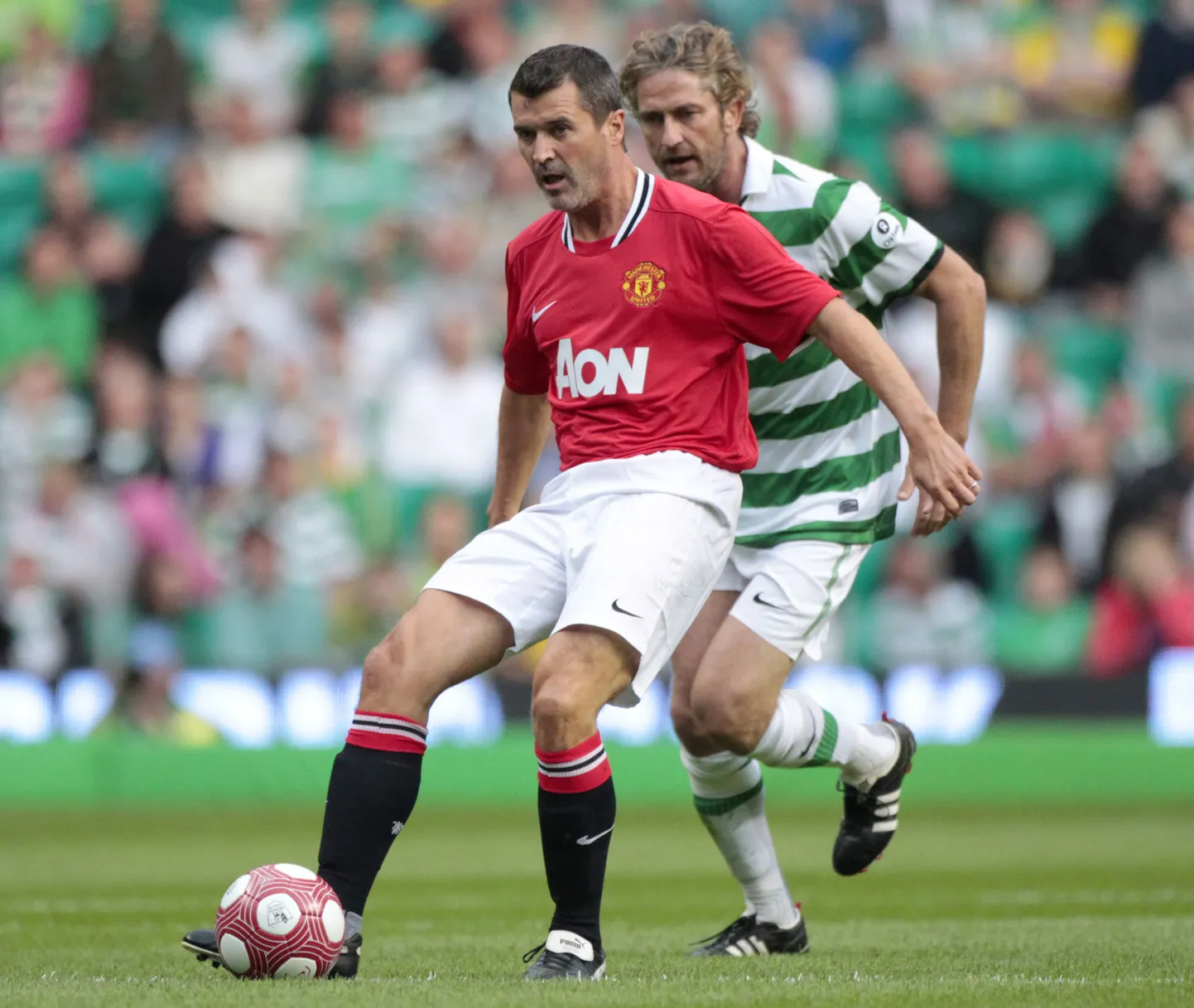 Roy Keane (vasakul).