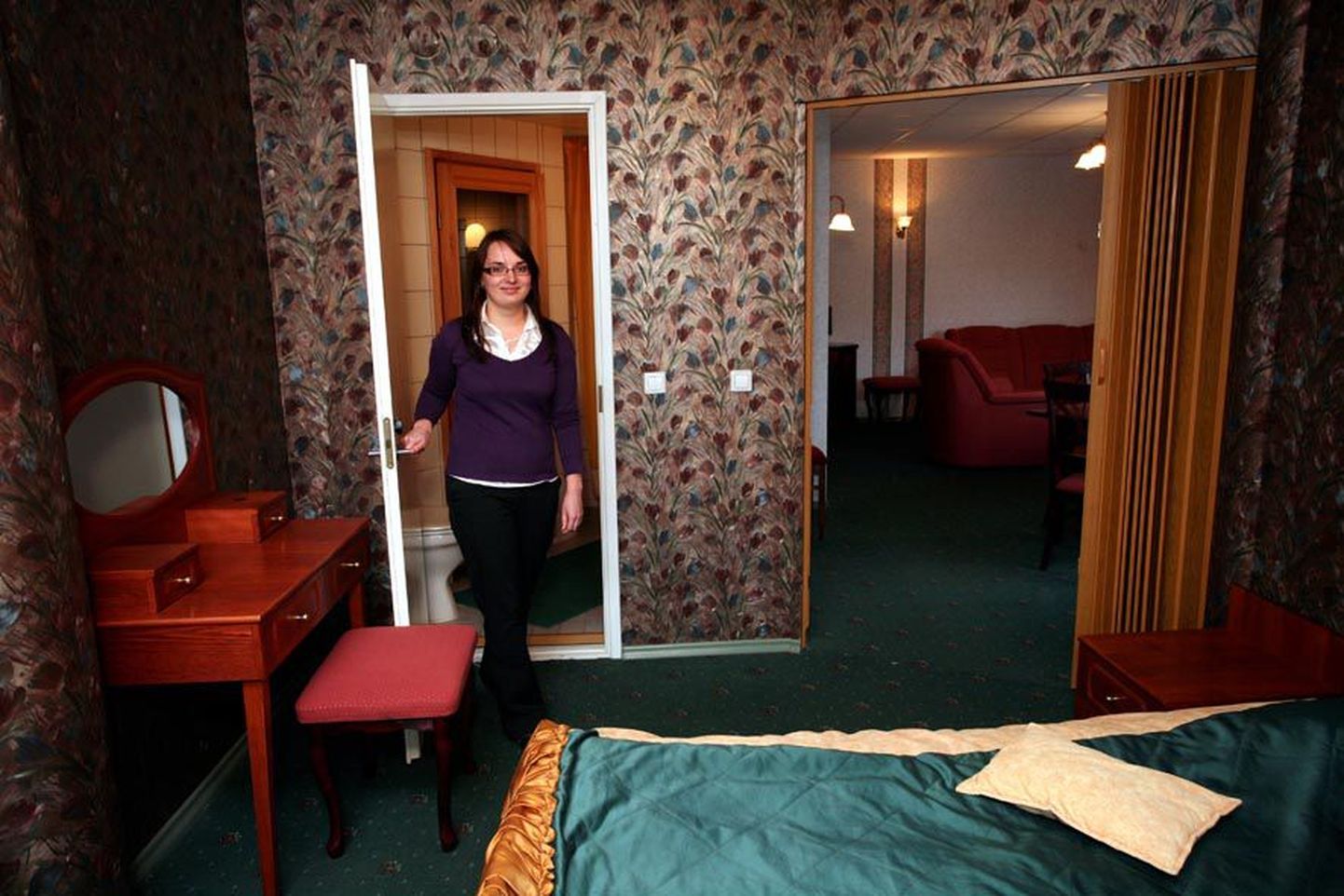 Paides asuva Nelja Kuninga hotelli administraator Anu Kasar näitab majutuskoha kõige kallimat tuba. Sviidi ööpäeva hind kahele inimesele on 121,4 eurot ehk 1900 krooni.