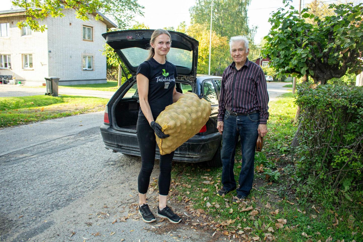 Рутти Яани, выращивающая экологически чистые овощи, доставила в качестве утешительного подарка 85-летнему Тыну Киристая, чьи картофельные грядки неизвестные опустошили, два мешка картошки. Один от MTÜ Valgevene Maja, а другой от нее.