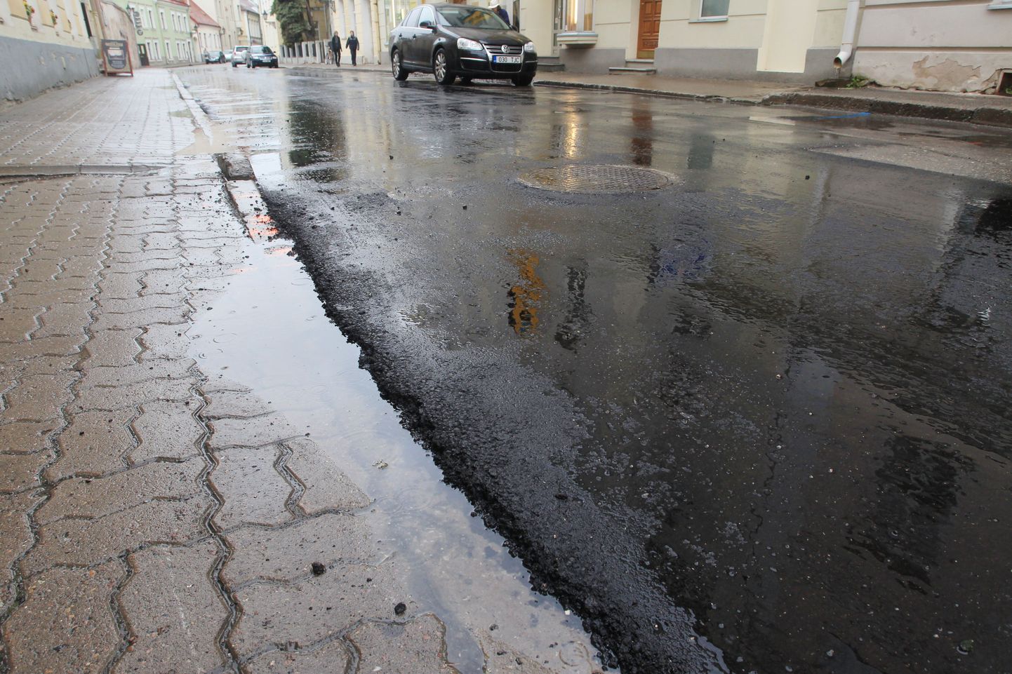 Väga konarlikuna tuntud Kompanii tänav sai üleeile osaliselt uue asfaltkatte. Kolmandiku ulatuses jäi tänavat katma aga vana künklik asfalt, mis mõjub tõrvatilgana meepotis.