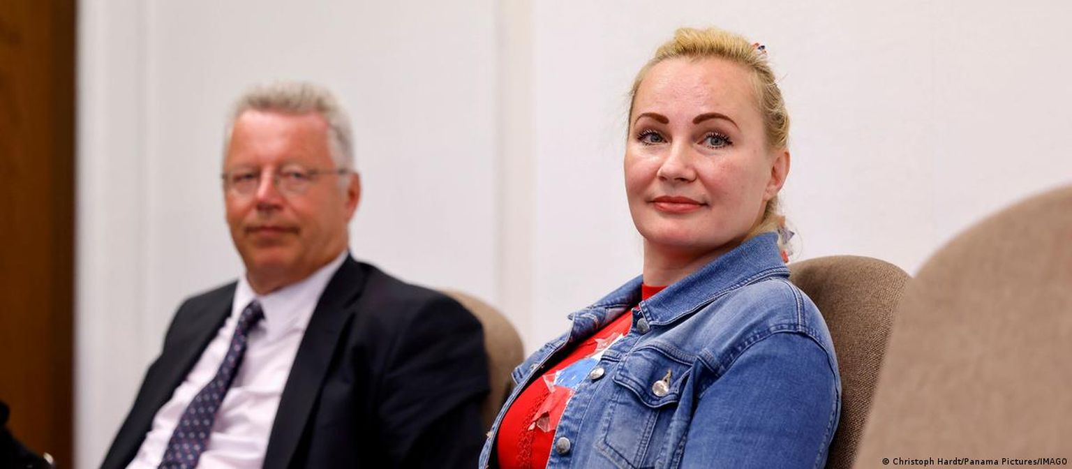 Елена Колбасникова и ее адвокат Маркус Байзихт в зале суда