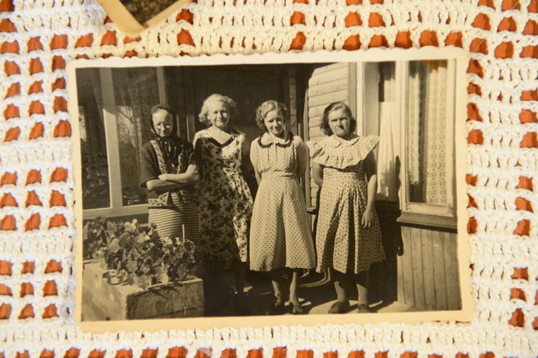 Õed pitslinal: vasakult Helene Rosalie, Vilma Iriine, Johanna Amalie, kes täna saab sada, ning Ida Vilhelmiine. Peres oli ka kolm poissi. Neist kõigist on elus Johanna.