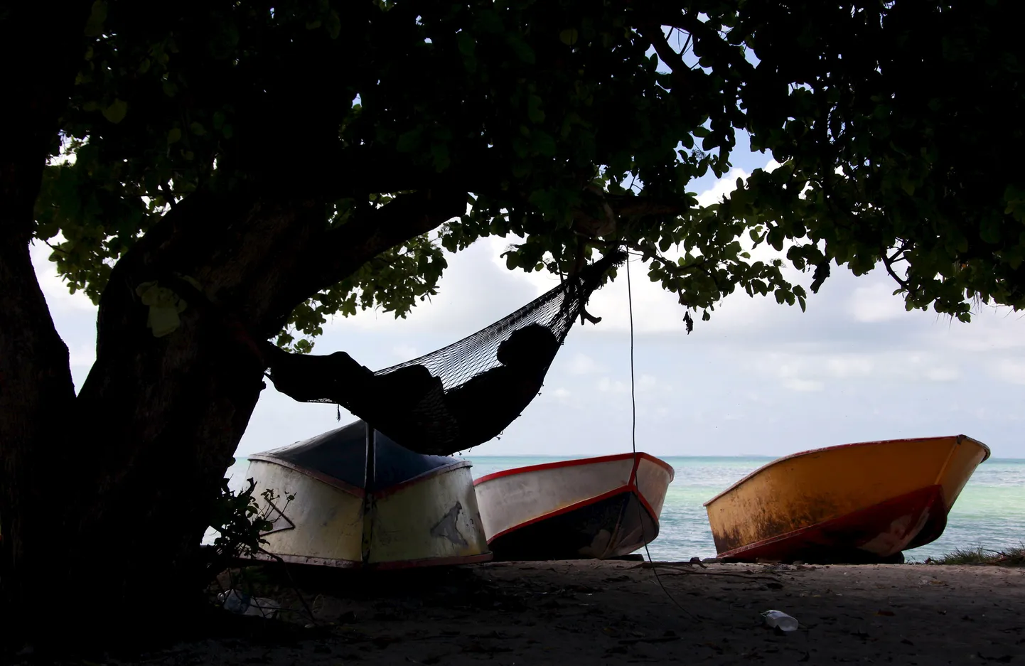 Mees puhkamas Kiribati Lõuna-Tarawa saarel võrkkiiges. Kiribati on üks maailma kümnest viimasest riigist, kuhu koroonaviirus pole jõudnud.