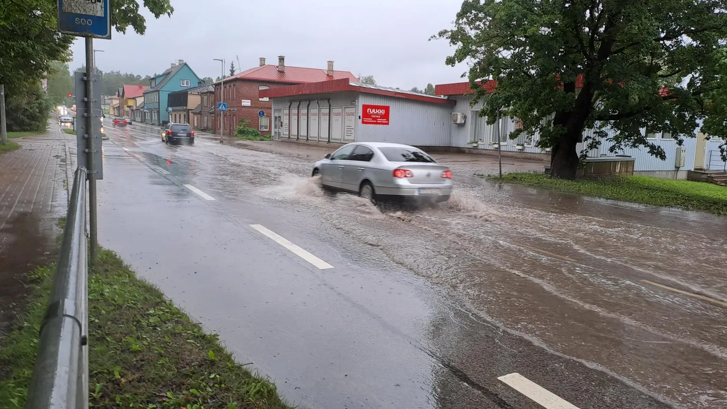Võru Kreutzwaldi tänava sõidutee lõik Võrusool on varemgi suurte vihmadega üle ujutatud. Nõnda oli see ka 29. juuli hommikul.