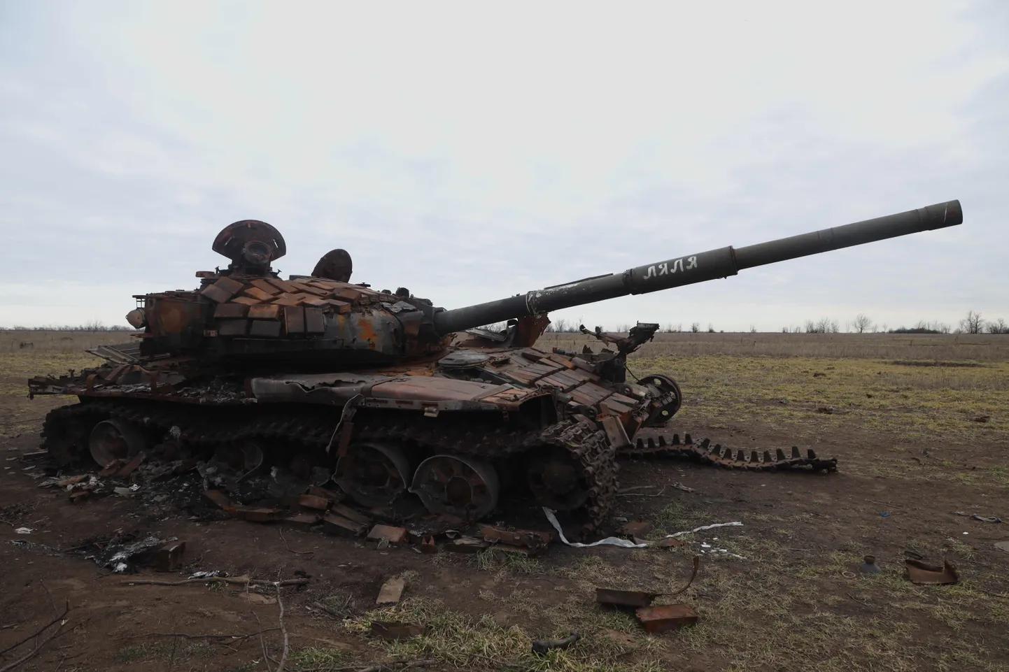 Разрушенный танк во время войны в Украине