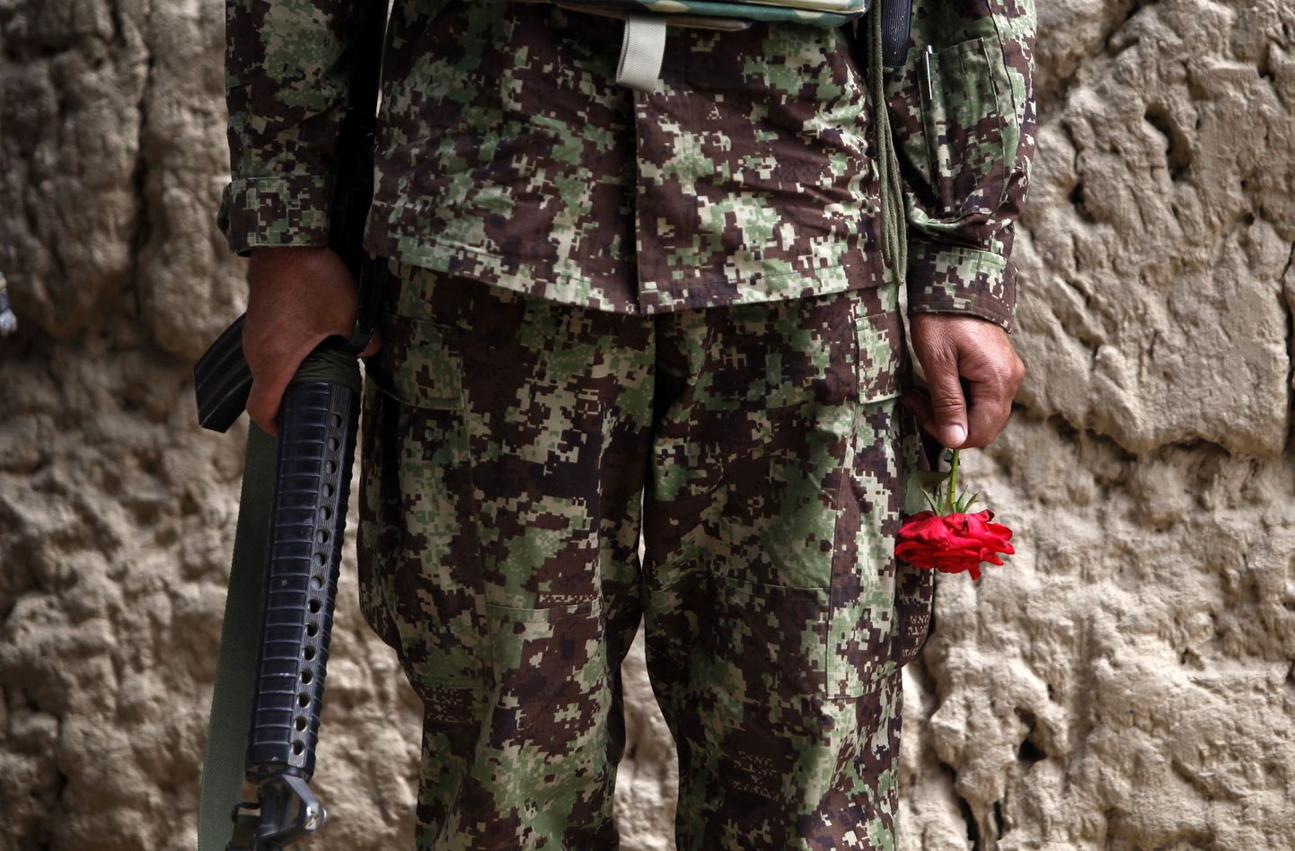 Automaadi ja roosiga afgaani sõdur.