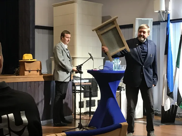 Marko Rauman kinkis Kadrina Saunaklubile pesulaua, mille võttis vastu klubi president Ülo Kais.