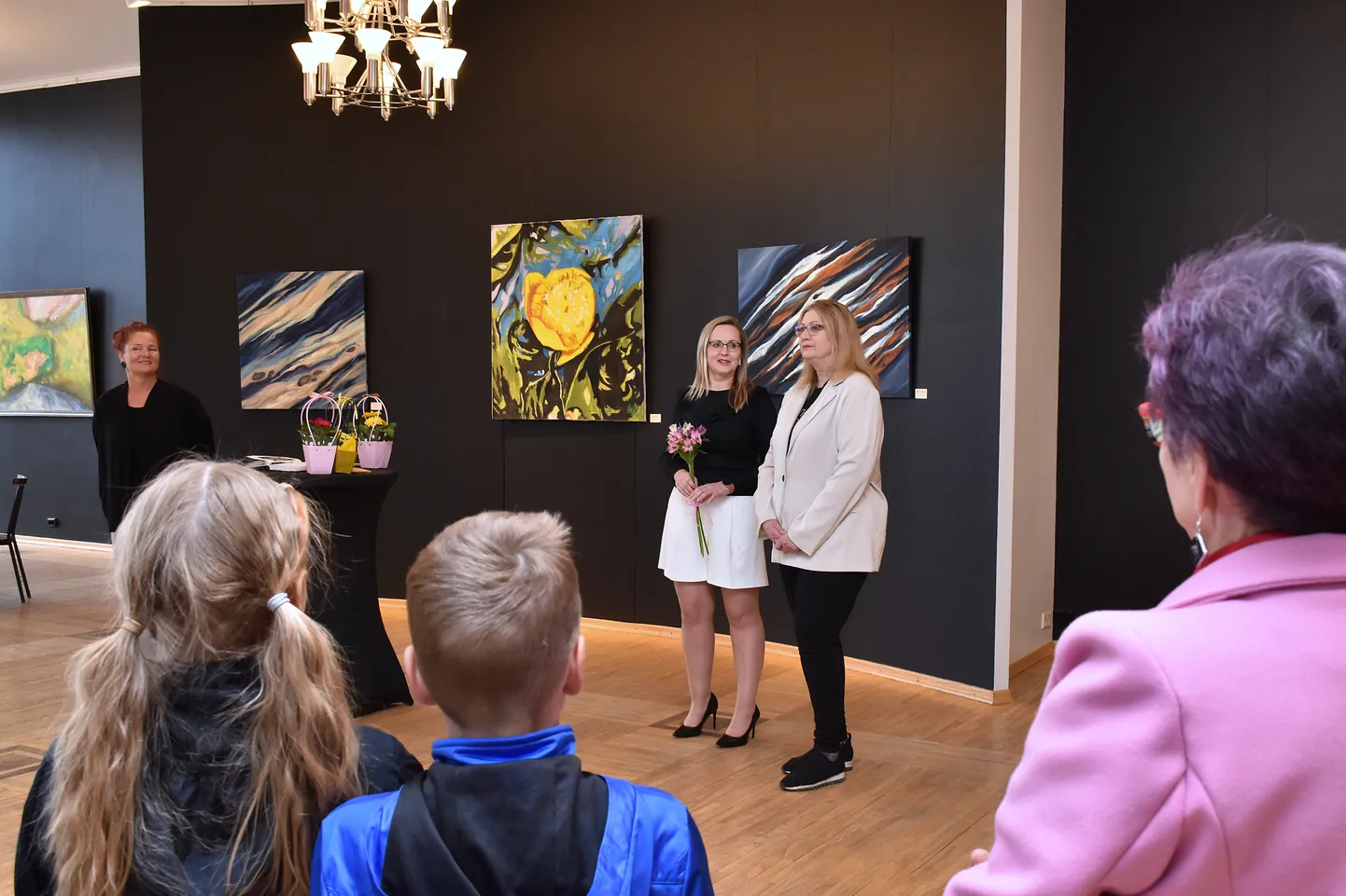 Maret Suurmets Kuura ja Helle Lõhmus avasid Endla teatrigaleriis ühise maalinäituse «Sulle ainult tundub nii».