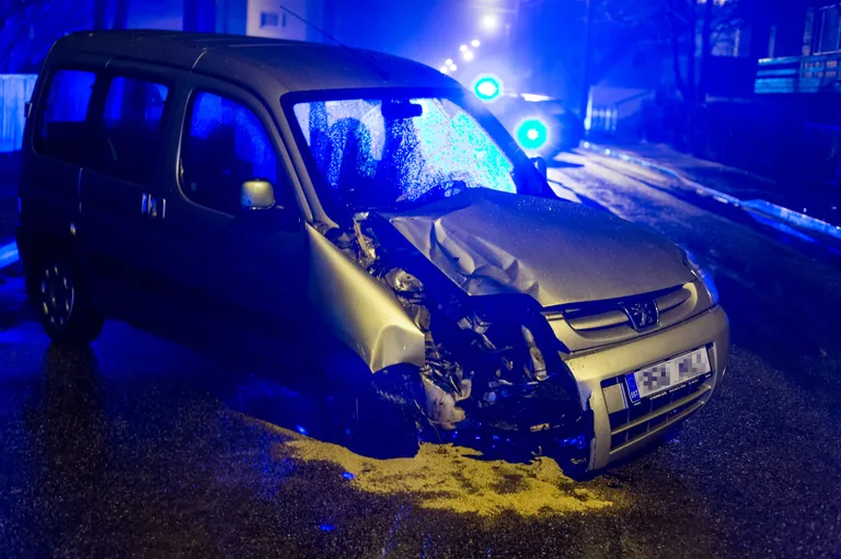 Esmaspäeva õhtul sõideti Pärnus Oja ja Raba tänava ristil sõiduautoga Peugeot Partner vastu tänavavalgustusposti, kiirabi viis juhi haiglasse kontrolli.